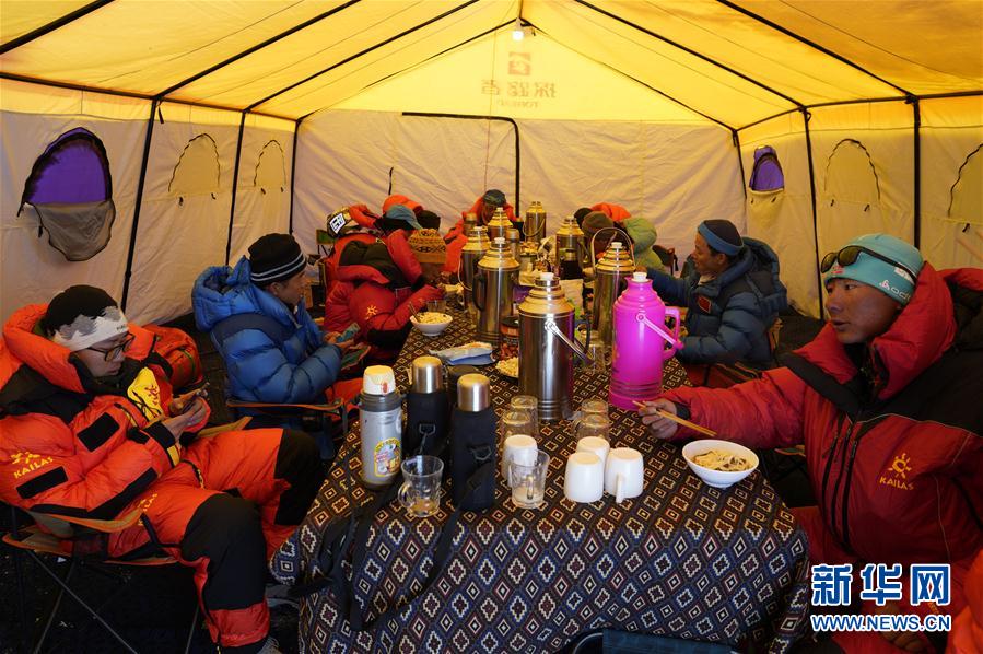 （2020珠峰高程測量&middot;圖文互動）（2）2020珠峰高程測量登山隊(duì)抵達(dá)海拔6500米的前進(jìn)營地