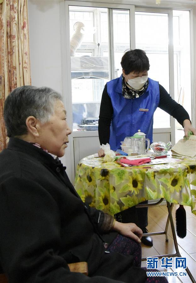 （在習近平新時代中國特色社會主義思想指引下&mdash;&mdash;新時代新作為新篇章&middot;習近平總書記關切事&middot;圖文互動）（6）增強困難群眾對疫情影響的抵抗力