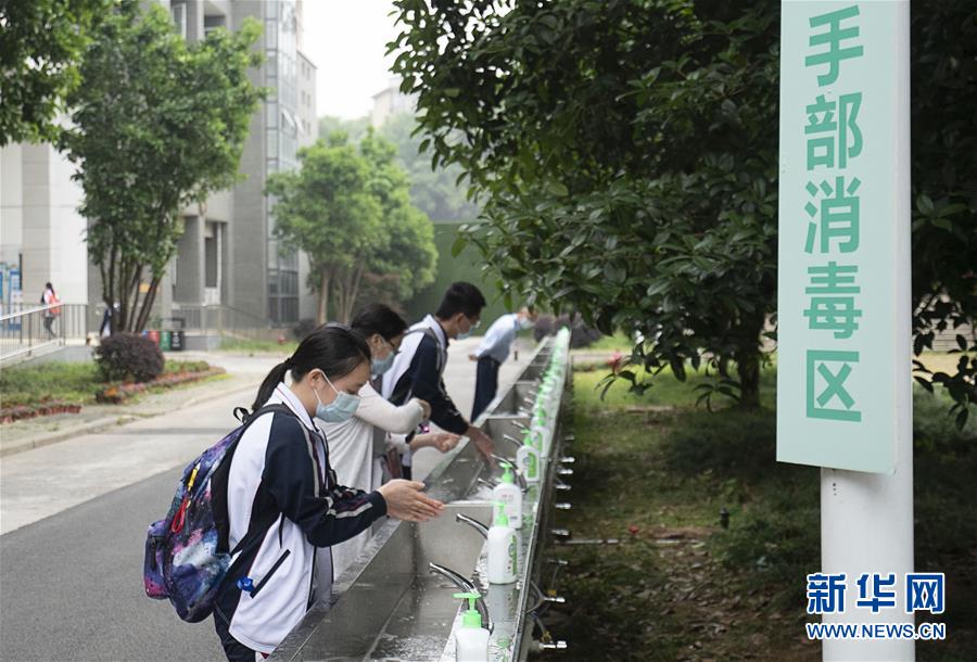 （新華全媒頭條&middot;圖文互動）（37）鐘華論：在民族復(fù)興的歷史豐碑上&mdash;&mdash;2020中國抗疫記