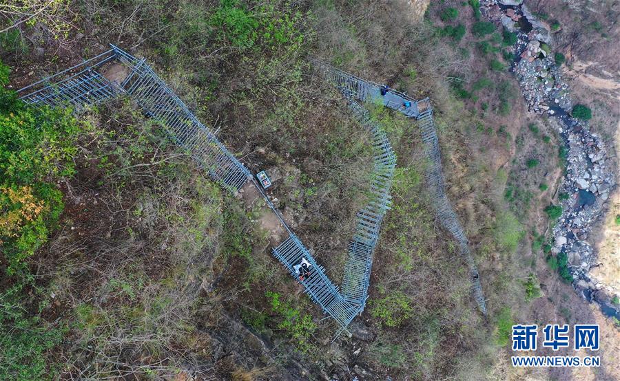 （熱點鮮報&middot;圖文互動）（1）出懸崖記&mdash;&mdash;四川涼山&ldquo;懸崖村&rdquo;貧困群眾走下&ldquo;天梯&rdquo;搬新居