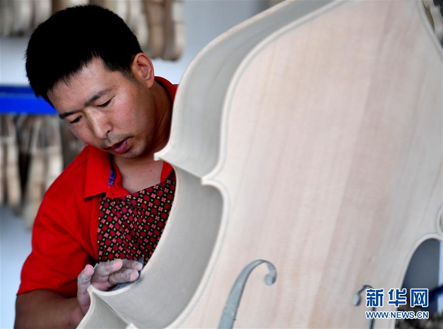 （走向我們的小康生活&middot;圖文互動(dòng)）（4）放下鋤頭，卻撥動(dòng)命運(yùn)的琴弦
