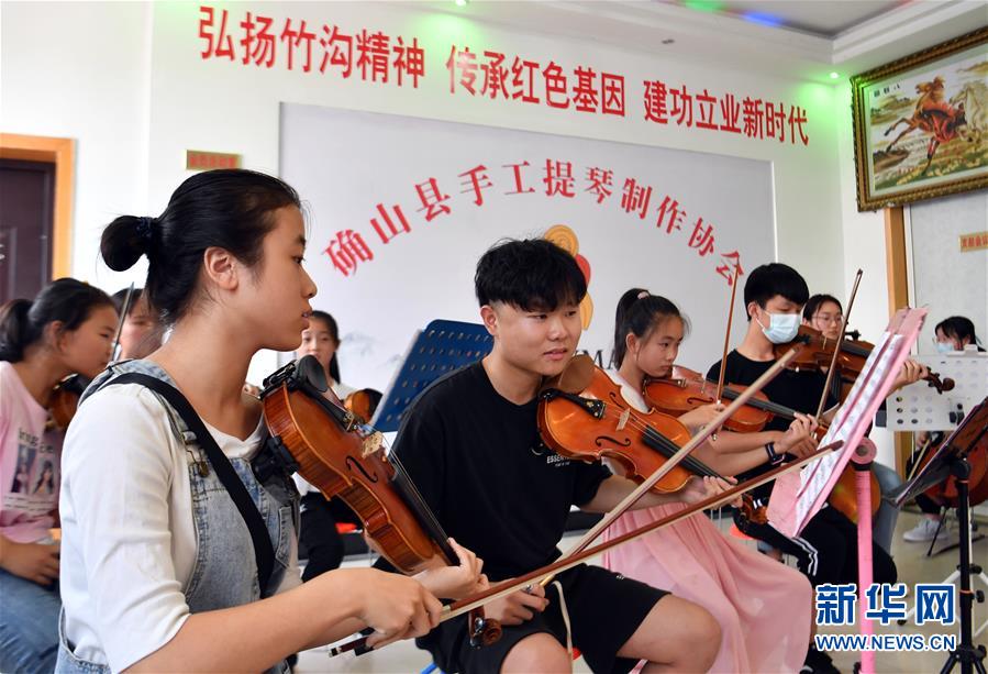 （走向我們的小康生活&middot;圖文互動(dòng)）（8）放下鋤頭，卻撥動(dòng)命運(yùn)的琴弦