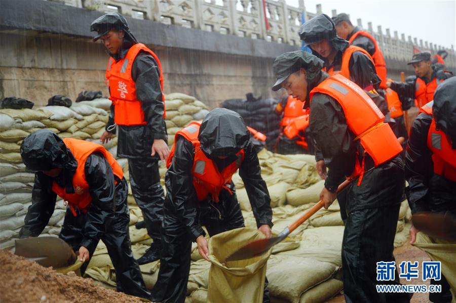 （防汛抗洪&middot;圖文互動）（1）洪水不退，子弟兵誓死不退&mdash;&mdash;解放軍和武警部隊官兵參與洪澇災害搶險救援記事