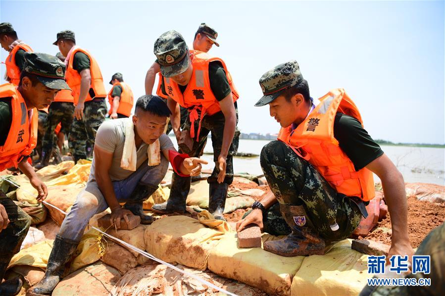 （防汛抗洪&middot;圖文互動）（2）洪水不退，子弟兵誓死不退&mdash;&mdash;解放軍和武警部隊官兵參與洪澇災害搶險救援記事