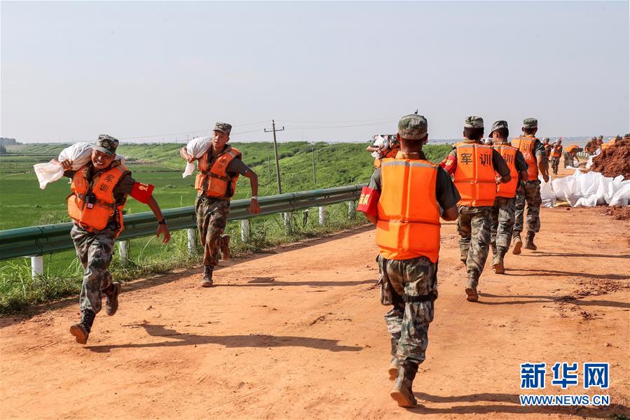 （防汛抗洪&middot;圖文互動）（5）洪水不退，子弟兵誓死不退&mdash;&mdash;解放軍和武警部隊官兵參與洪澇災害搶險救援記事