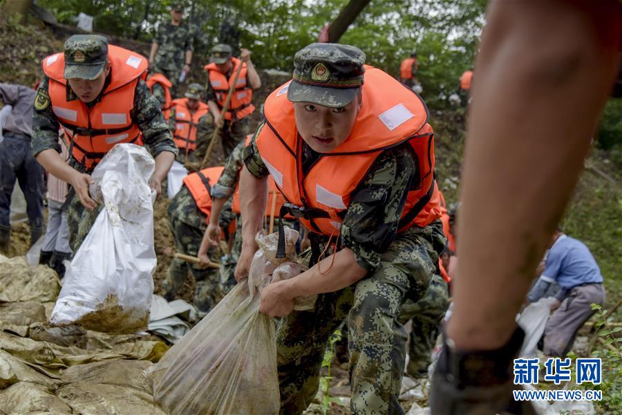 （防汛抗洪&middot;圖文互動）（6）洪水不退，子弟兵誓死不退&mdash;&mdash;解放軍和武警部隊官兵參與洪澇災害搶險救援記事