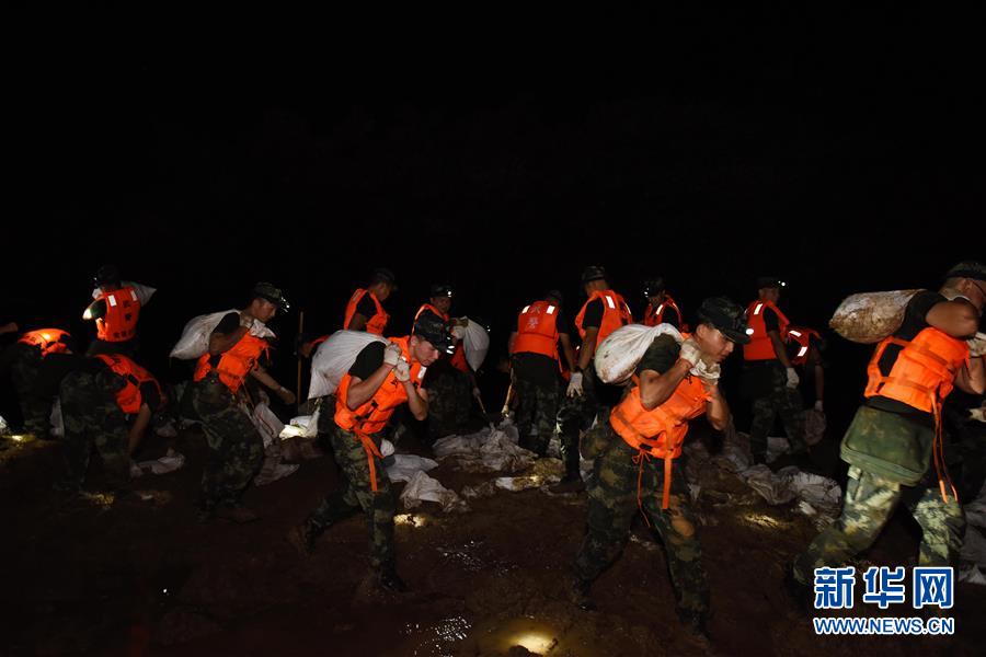 （防汛抗洪&middot;圖文互動）（7）洪水不退，子弟兵誓死不退&mdash;&mdash;解放軍和武警部隊官兵參與洪澇災害搶險救援記事