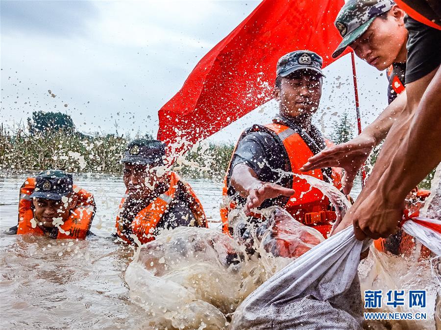（防汛抗洪&middot;圖文互動）（9）洪水不退，子弟兵誓死不退&mdash;&mdash;解放軍和武警部隊官兵參與洪澇災害搶險救援記事