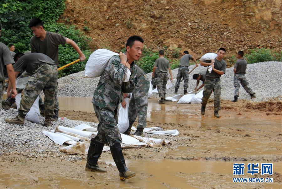 （防汛抗洪&middot;圖文互動）（1）我們永遠(yuǎn)是&ldquo;兩不怕&rdquo;精神傳人&mdash;&mdash;陸軍第71集團(tuán)軍200余名退伍老兵主動歸隊(duì)?wèi)?zhàn)洪魔