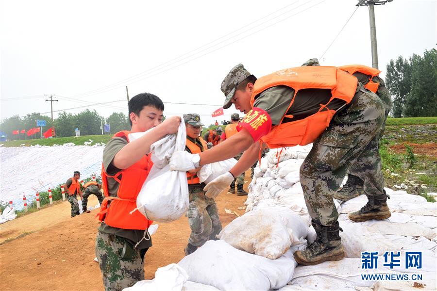 （防汛抗洪&middot;圖文互動）（2）我們永遠(yuǎn)是&ldquo;兩不怕&rdquo;精神傳人&mdash;&mdash;陸軍第71集團(tuán)軍200余名退伍老兵主動歸隊(duì)?wèi)?zhàn)洪魔