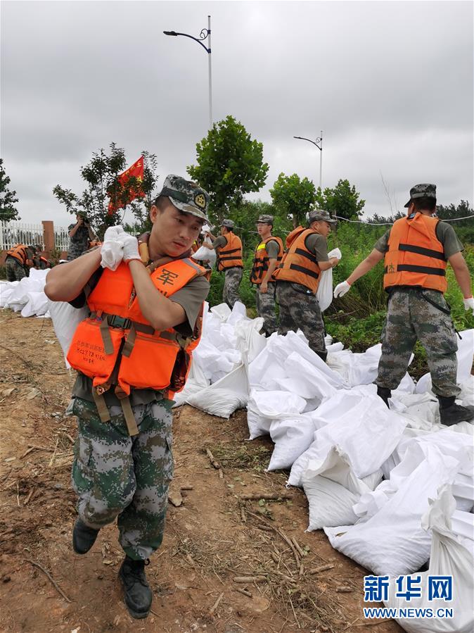 （防汛抗洪&middot;圖文互動）（3）我們永遠(yuǎn)是&ldquo;兩不怕&rdquo;精神傳人&mdash;&mdash;陸軍第71集團(tuán)軍200余名退伍老兵主動歸隊(duì)?wèi)?zhàn)洪魔