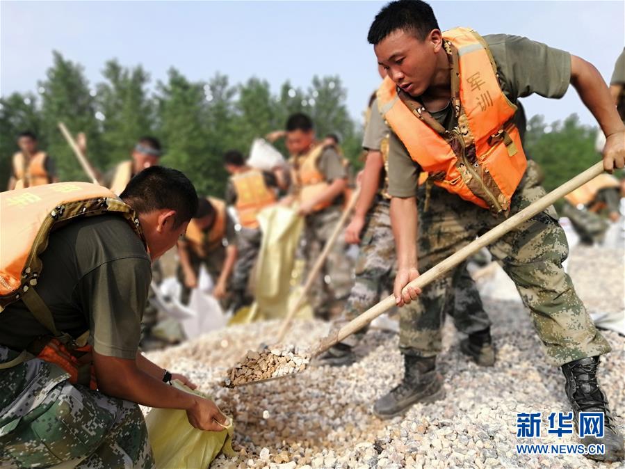 （圖文互動(dòng)）（4）五十勇士戰(zhàn)江洲&mdash;&mdash;陸軍第71集團(tuán)軍某旅工兵連黨員突擊隊(duì)九江搶險(xiǎn)記事