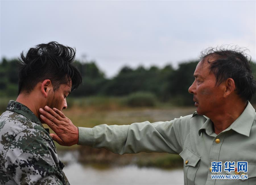 （防汛抗洪&middot;圖文互動）（2）長江大堤上的&ldquo;父子之約&rdquo;