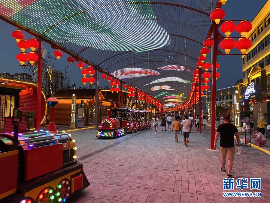 （落實(shí)&ldquo;六穩(wěn)&rdquo;&ldquo;六保&rdquo;一線見聞&middot;圖文互動(dòng)）（1）易地搬遷戶有了新身份&mdash;&mdash;貴州萬山扶貧安置點(diǎn)巧打&ldquo;就業(yè)牌&rdquo;