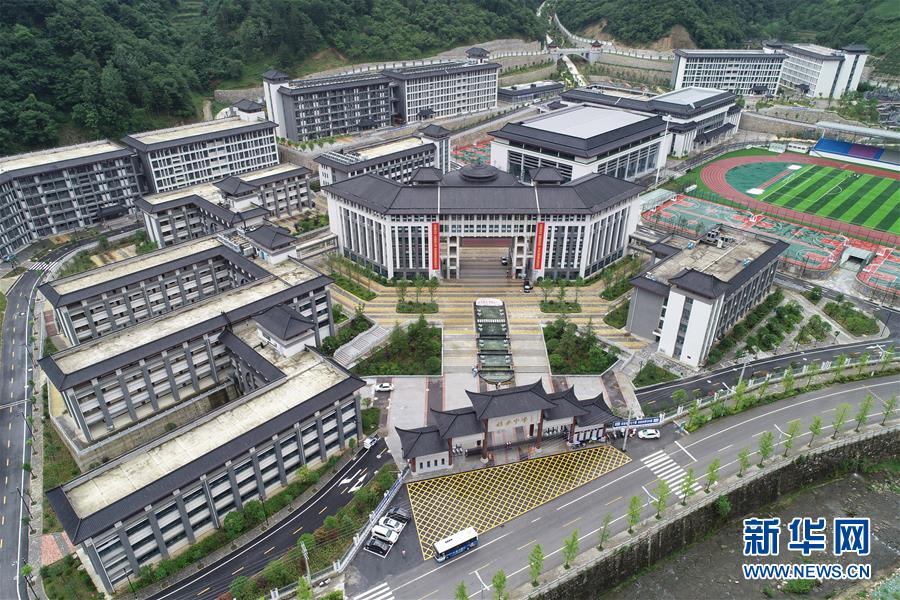 （新華視點&middot;圖文互動）（1）學(xué)校建漂亮點本無錯，為何這所&ldquo;豪華中學(xué)&rdquo;讓人困惑？