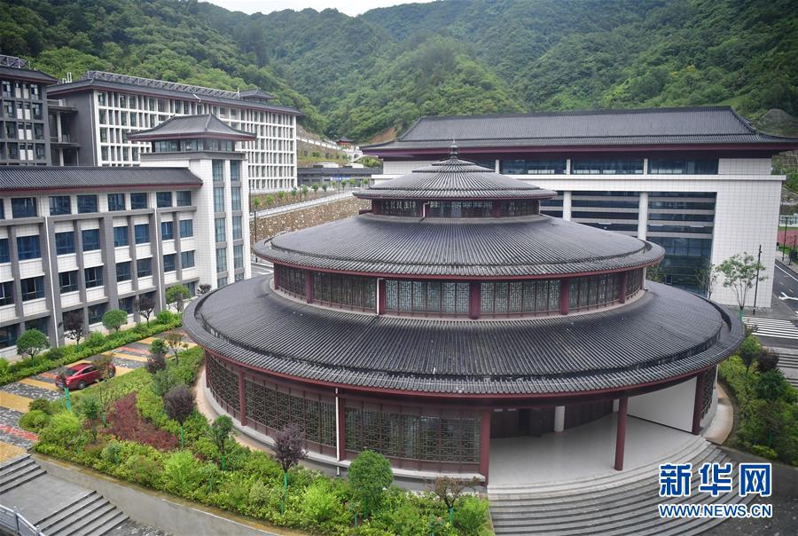 （新華視點&middot;圖文互動）（4）學(xué)校建漂亮點本無錯，為何這所&ldquo;豪華中學(xué)&rdquo;讓人困惑？