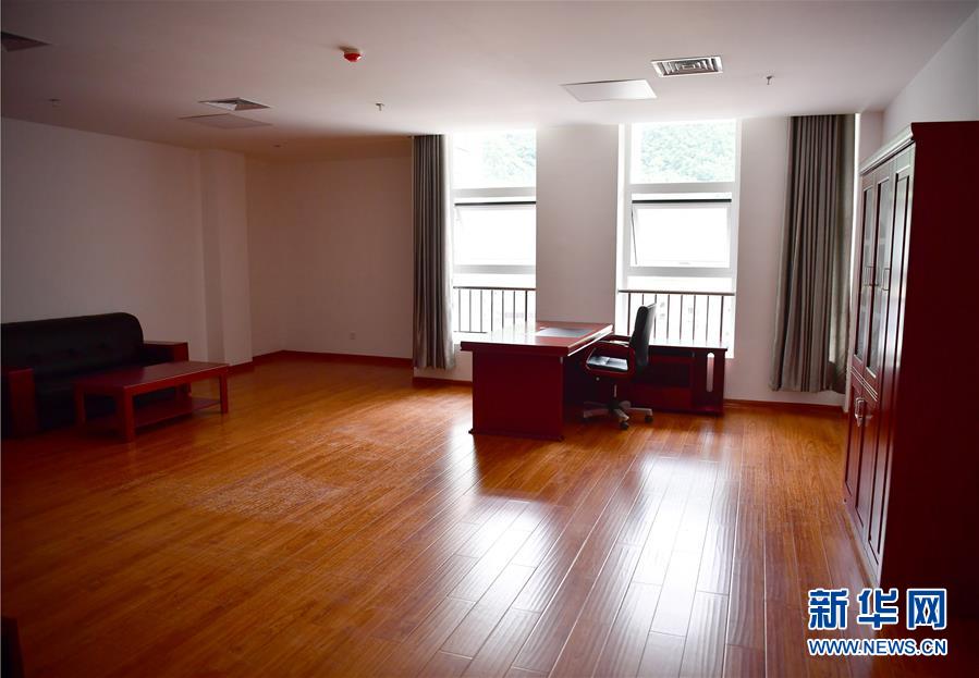（新華視點&middot;圖文互動）（6）學(xué)校建漂亮點本無錯，為何這所&ldquo;豪華中學(xué)&rdquo;讓人困惑？