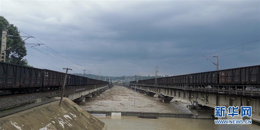 （防汛抗洪&middot;圖文互動(dòng)）（1）洪水襲擊寶成鐵路涪江大橋 超8100噸&ldquo;重車壓梁&rdquo;護(hù)橋