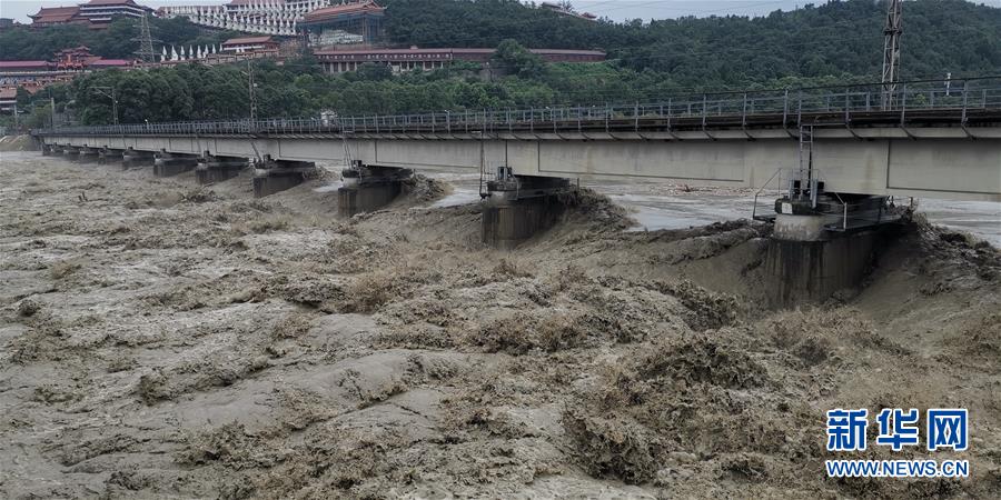 （防汛抗洪&middot;圖文互動(dòng)）（2）洪水襲擊寶成鐵路涪江大橋 超8100噸&ldquo;重車壓梁&rdquo;護(hù)橋