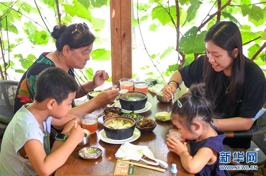 （在習(xí)近平新時代中國特色社會主義思想指引下&mdash;&mdash;新時代新作為新篇章&middot;習(xí)近平總書記關(guān)切事&middot;圖文互動）（6）珍惜盤中餐，狠剎浪費(fèi)風(fēng)&mdash;&mdash;各地積極行動堅決制止餐飲浪費(fèi)