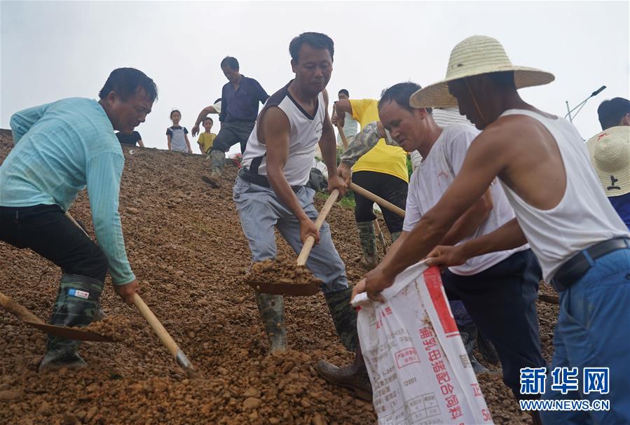 （在習(xí)近平新時(shí)代中國(guó)特色社會(huì)主義思想指引下&mdash;&mdash;新時(shí)代新作為新篇章&middot;習(xí)近平總書(shū)記關(guān)切事&middot;圖文互動(dòng)）（6）洪峰浪尖，鮮紅的黨旗高高飄揚(yáng)&mdash;&mdash;記防汛抗洪一線的共產(chǎn)黨員