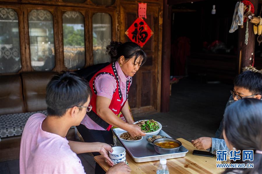 （新華全媒頭條&middot;決戰(zhàn)決勝脫貧攻堅(jiān)&middot;督戰(zhàn)未摘帽貧困縣&middot;圖文互動(dòng)）（10）脫貧的歌聲&mdash;&mdash;云南直過(guò)民族和人口較少民族共入新時(shí)代
