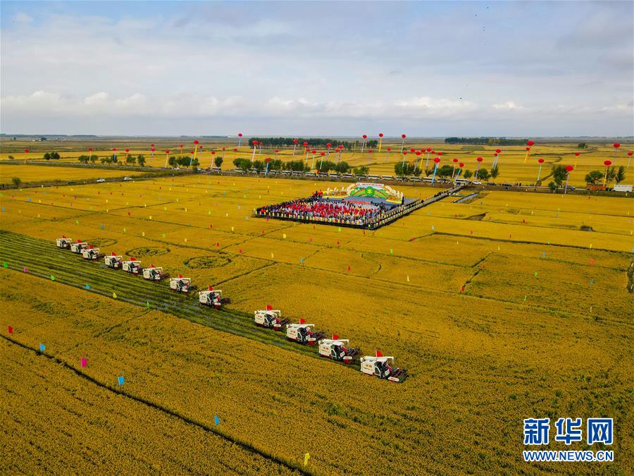 （新華全媒頭條&middot;圖文互動(dòng)）（16）奮斗結(jié)碩果，再寫新篇章&mdash;&mdash;寫在共和國(guó)71周年華誕之際