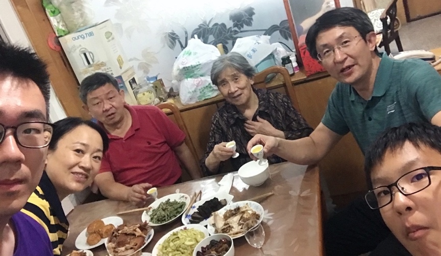10月1日，留學(xué)生李天力（左一）在老家淄博的親戚家中與親人一起吃晚飯，共度中秋