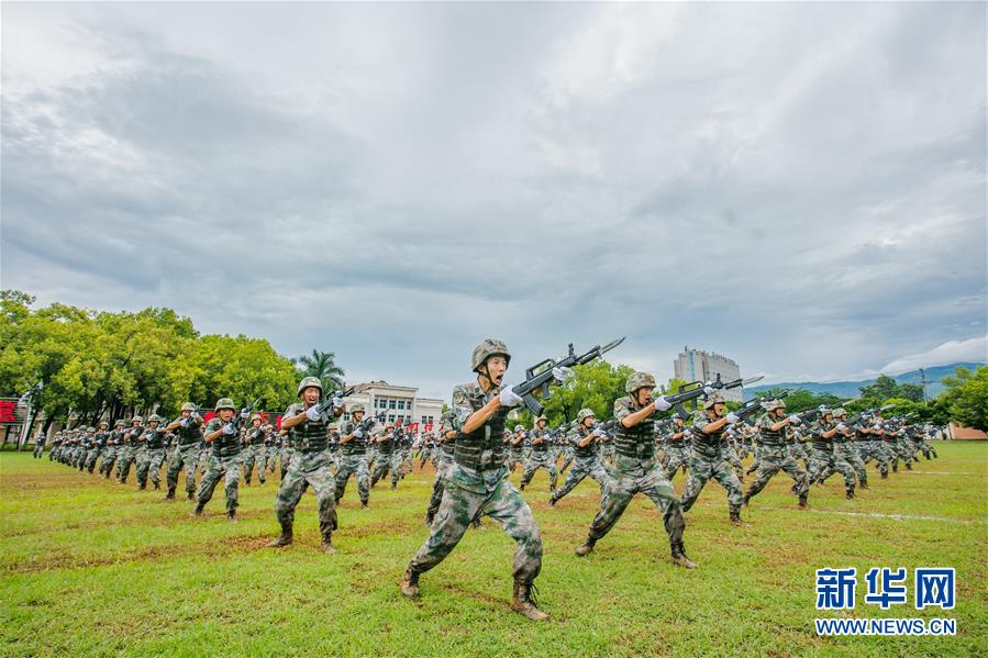 （在習(xí)近平強(qiáng)軍思想指引下&middot;我們?cè)趹?zhàn)位報(bào)告&middot;圖文互動(dòng)）（2）千里移防，鐵心跟黨走&mdash;&mdash;南部戰(zhàn)區(qū)陸軍第75集團(tuán)軍某紅軍旅政治建軍、練兵備戰(zhàn)記事