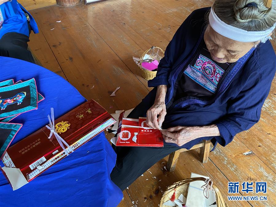 （我的&ldquo;十三五&rdquo;&middot;圖文互動）（3）侗繡技藝傳承人楊甜：繡出脫貧康莊道
