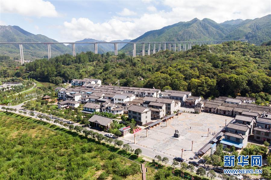 （習(xí)近平的小康故事&middot;新華網(wǎng)&middot;圖文互動(dòng)）（3）&ldquo;真正解決好基層群眾看病難、看病貴問題&rdquo;&mdash;&mdash;習(xí)近平和群眾健康的故事