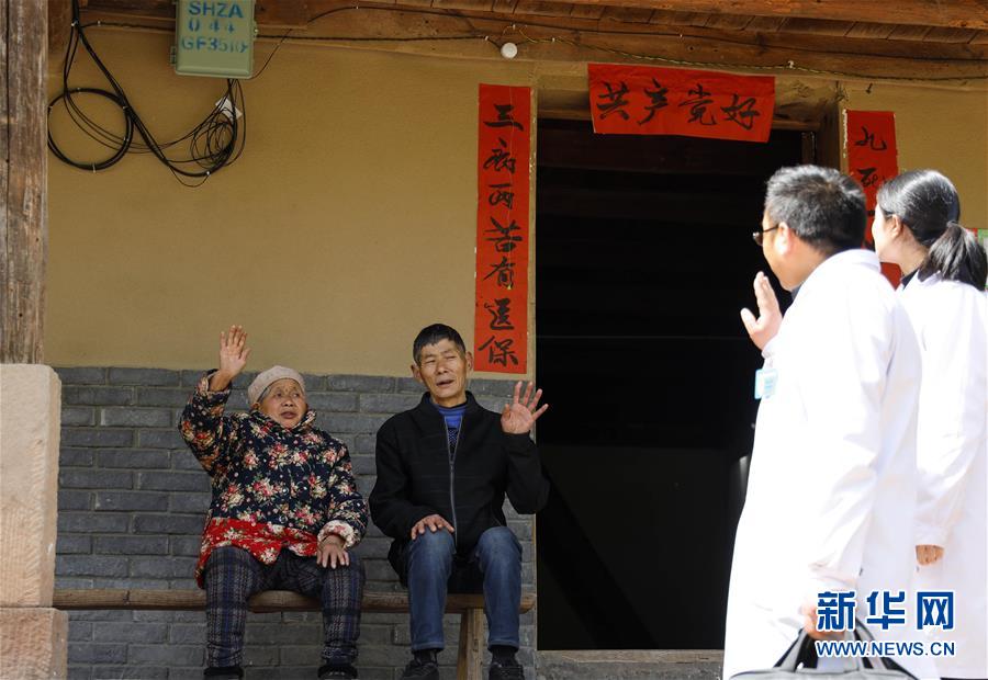 （習(xí)近平的小康故事&middot;新華網(wǎng)&middot;圖文互動(dòng)）（6）&ldquo;真正解決好基層群眾看病難、看病貴問題&rdquo;&mdash;&mdash;習(xí)近平和群眾健康的故事