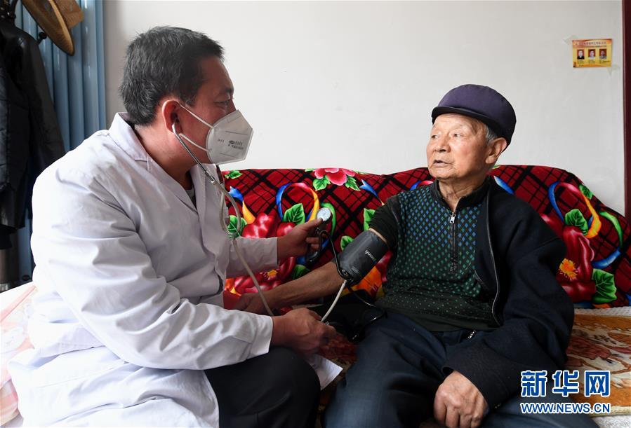 （習(xí)近平的小康故事&middot;新華網(wǎng)&middot;圖文互動(dòng)）（2）&ldquo;真正解決好基層群眾看病難、看病貴問題&rdquo;&mdash;&mdash;習(xí)近平和群眾健康的故事