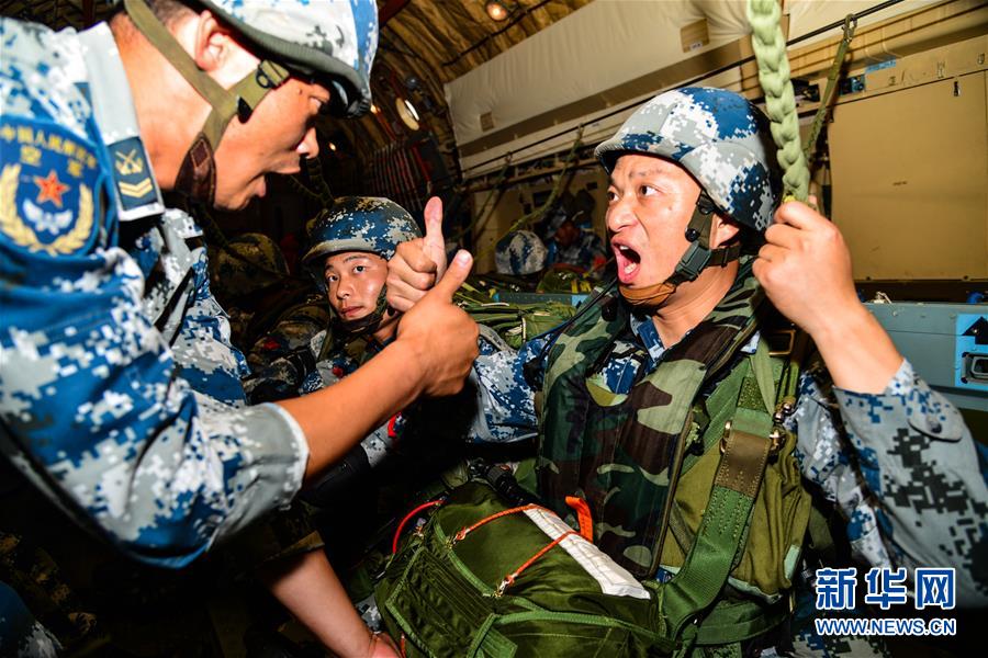 （在習(xí)近平強軍思想指引下&middot;我們在戰(zhàn)位報告&middot;圖文互動）（3）朵朵傘花綻放，勝戰(zhàn)精兵天降&mdash;&mdash;空降兵部隊某旅教導(dǎo)員余海龍帶領(lǐng)官兵傳承黃繼光精神記事