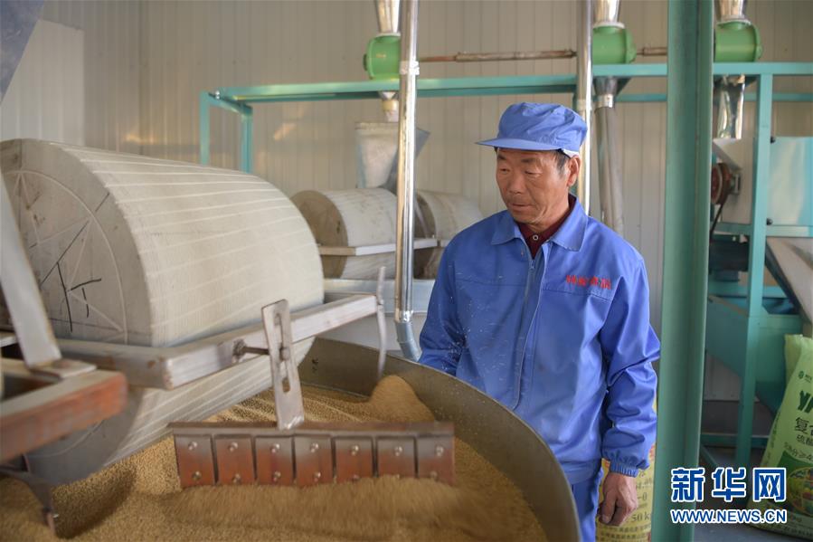 （全面建成小康社會(huì)&ldquo;百城千縣萬(wàn)村調(diào)研行&rdquo;&middot;圖文互動(dòng)）（5）&ldquo;麻煩村&rdquo;變形記&mdash;&mdash;內(nèi)蒙古白青堯村的多彩生活