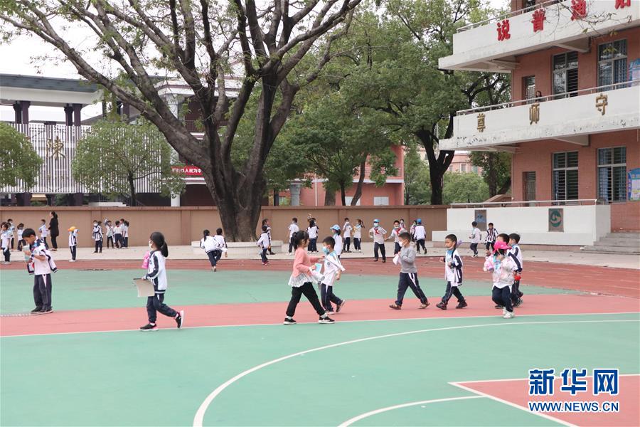 （全面建成小康社會&ldquo;百城千縣萬村調(diào)研行&rdquo;&middot;圖文互動）（4）產(chǎn)業(yè)強起來 精神富起來&mdash;&mdash;廣東潢涌&ldquo;落后地&rdquo;變&ldquo;明星村&rdquo;的小康之路