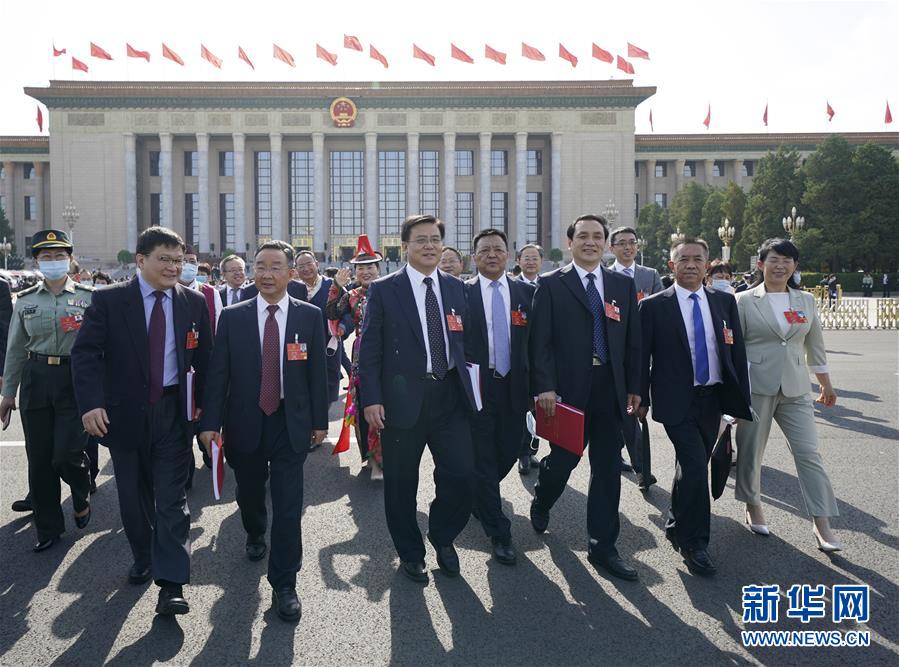 （兩會&middot;XHDW）（25）十三屆全國人大三次會議舉行閉幕會