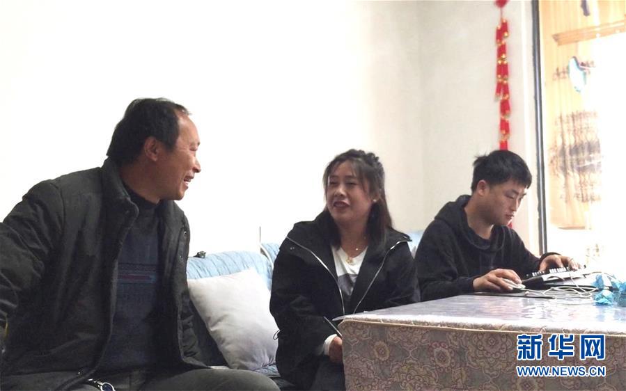 （在習(xí)近平新時(shí)代中國(guó)特色社會(huì)主義思想指引下&mdash;&mdash;新時(shí)代新作為新篇章&middot;習(xí)近平總書記關(guān)切事&middot;圖文互動(dòng)）（1）&ldquo;挪窮窩&rdquo;&ldquo;奔富路&rdquo;&mdash;&mdash;易地搬遷讓貧困人口開啟安居樂業(yè)新生活