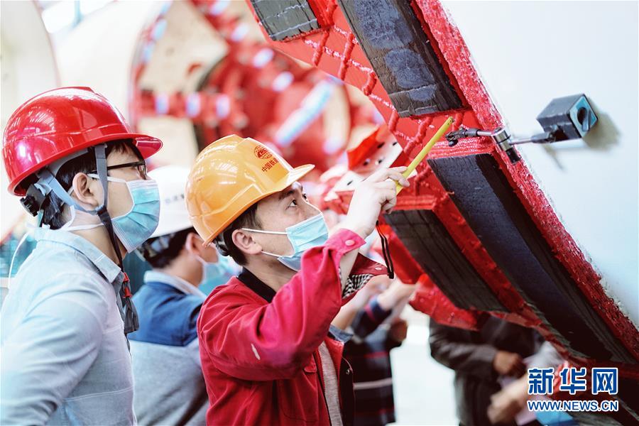 （在習(xí)近平新時(shí)代中國(guó)特色社會(huì)主義思想指引下&mdash;&mdash;新時(shí)代新作為新篇章&middot;習(xí)近平總書(shū)記關(guān)切事&middot;圖文互動(dòng)）（1）最有力的支撐，最堅(jiān)決的攀登&mdash;&mdash;記錄奮戰(zhàn)在復(fù)工復(fù)產(chǎn)一線的科技工作者