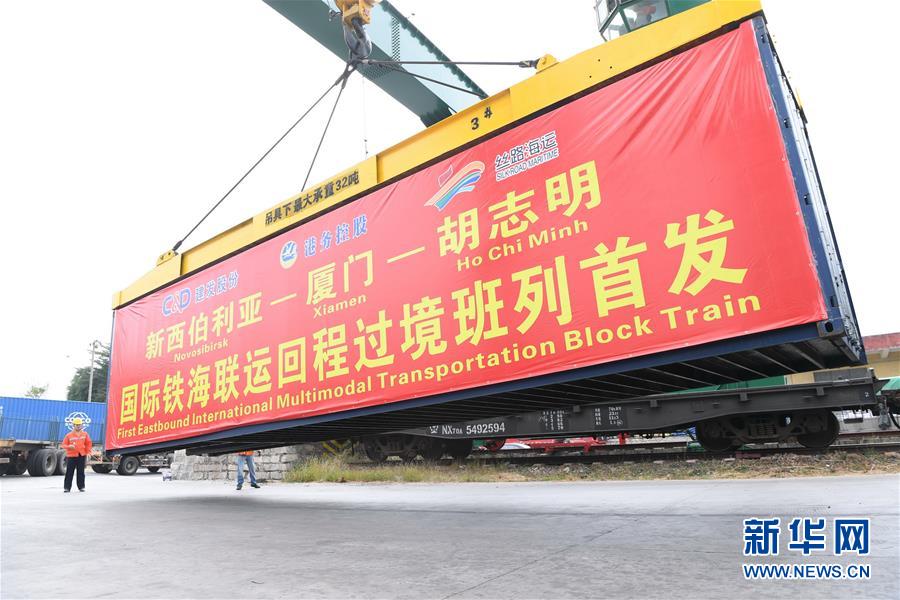 （在習(xí)近平新時代中國特色社會主義思想指引下&mdash;&mdash;新時代新作為新篇章&middot;習(xí)近平總書記關(guān)切事&middot;圖文互動）（6）我家大門常打開&mdash;&mdash;經(jīng)濟特區(qū)全方位對外開放故事