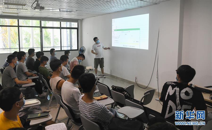 （在習(xí)近平新時代中國特色社會主義思想指引下&mdash;&mdash;新時代新作為新篇章&middot;習(xí)近平總書記關(guān)切事&middot;圖文互動）（9）我家大門常打開&mdash;&mdash;經(jīng)濟特區(qū)全方位對外開放故事