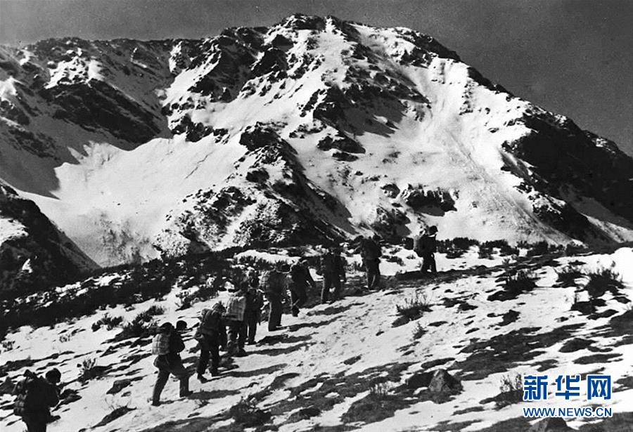 中央紅軍長征第一次翻越大雪山&mdash;&mdash;夾金山