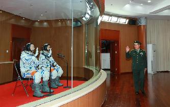 范長龍看望神舟十一號航天員景海鵬、陳冬