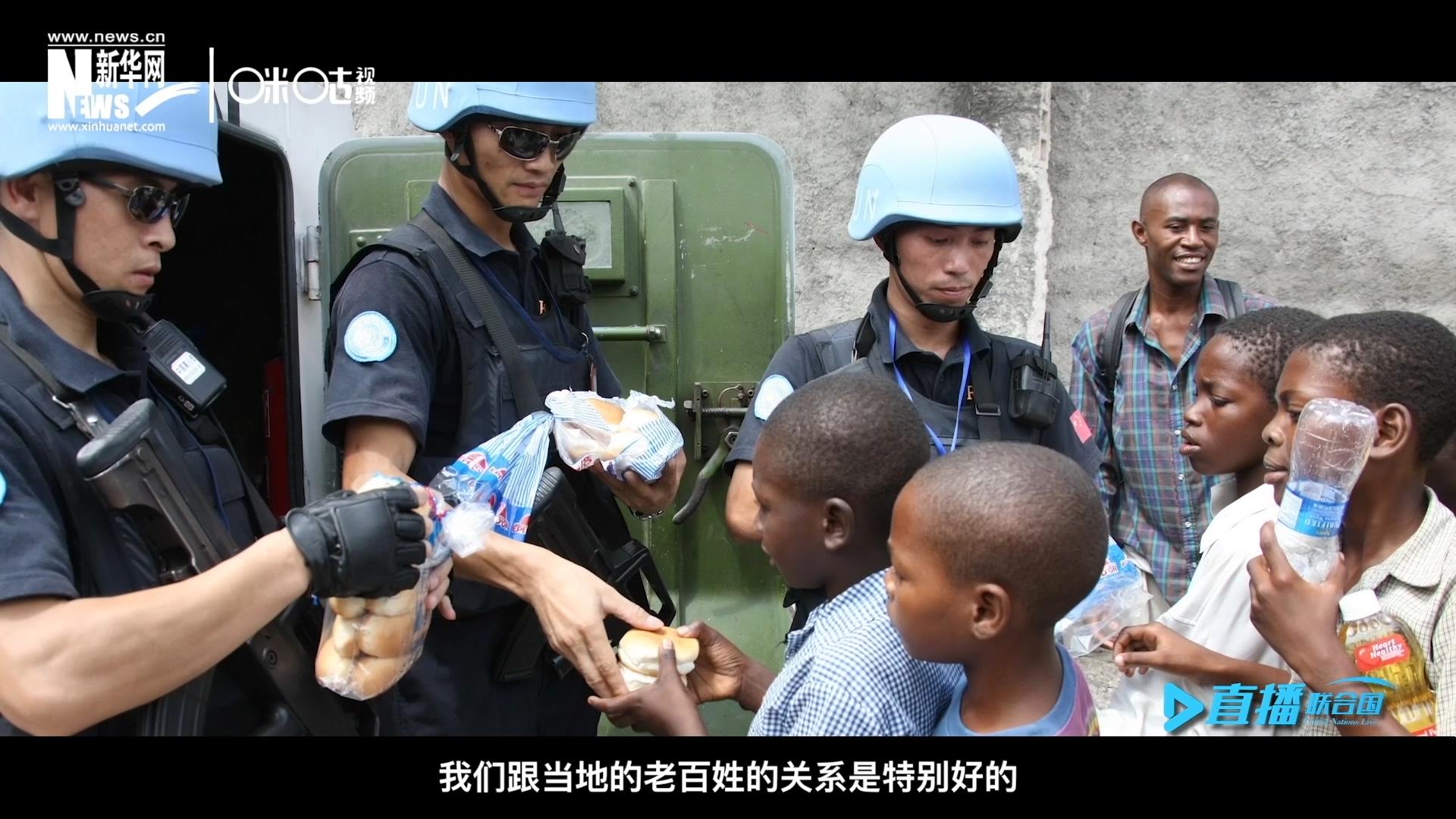 這群胸前印著五星紅旗的警察，在當(dāng)?shù)孛癖娦睦镉兄恋榈榈姆萘?，也傳遞出許多的善意與感動。