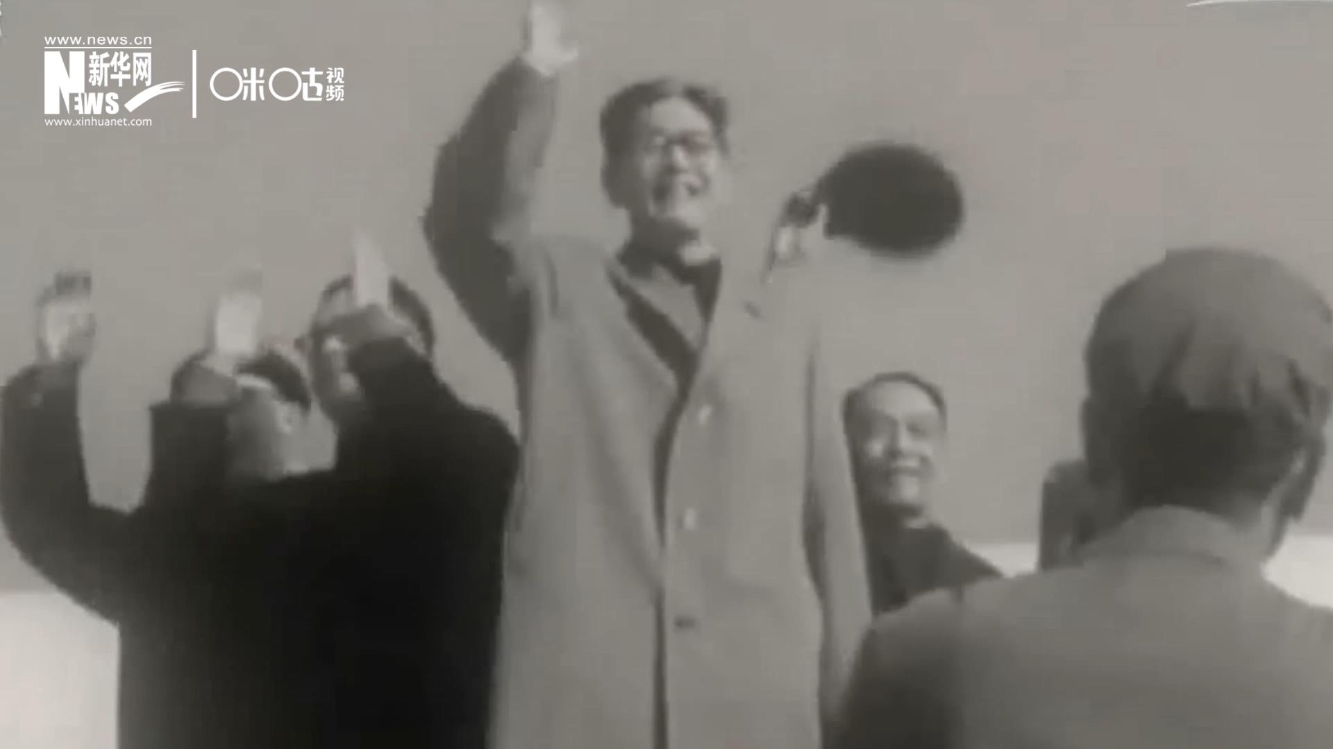 1971年11月9日，全新成立的中國聯(lián)合國代表團(tuán)在群眾的歡呼與掌聲中登上專機(jī)，正式開啟了中國的聯(lián)合國之旅。