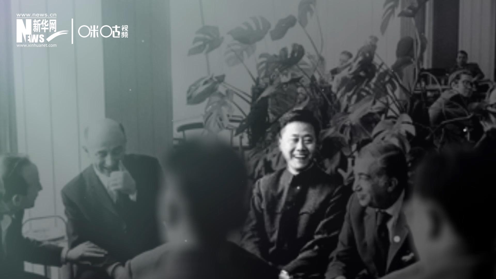 照片里的這個(gè)人是高梁，原新華社國際部記者。原本作為代表團(tuán)隨行記者的他接到通知，由他帶領(lǐng)一支先遣小組先行去紐約。