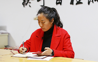 回鄉(xiāng)，立志改變家鄉(xiāng)落后面貌
