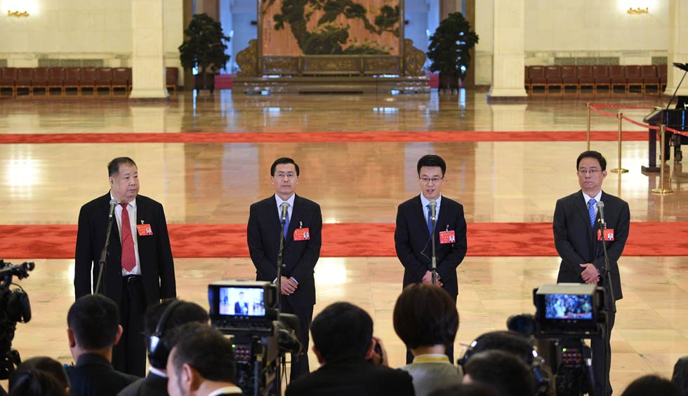 凌解放、王立平、徐川、黃一兵接受采訪