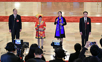 蔡松濤、杜麗群、楊小玲、賈立群代表接受采訪
