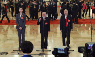 魏秋月、孟廣祿、薛晨陽代表接受采訪